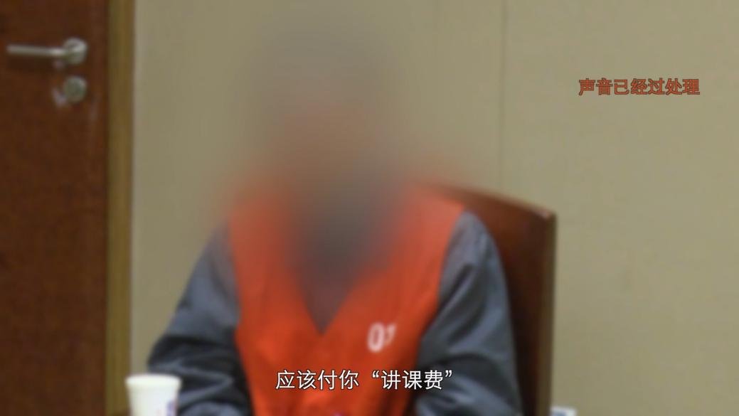 玛丽总是给孟某某带一些小礼物