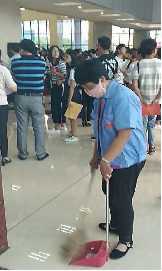 公寓内楼管人员正在耐心的为每位报到的